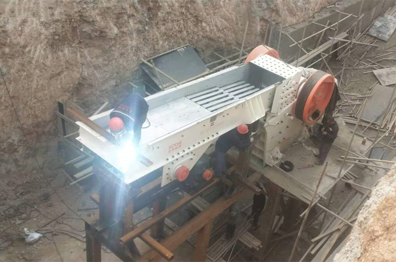 顎式破碎機、給料機安裝現(xiàn)場