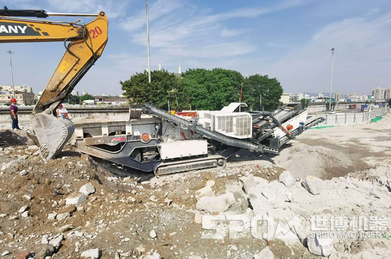 大型建筑廢料粉碎機(jī)，履帶式移動(dòng)破碎站粉碎建筑垃圾現(xiàn)場(chǎng)圖