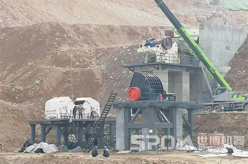 顎破、反擊破、重錘破安裝現(xiàn)場，根據(jù)現(xiàn)場地形高低布置