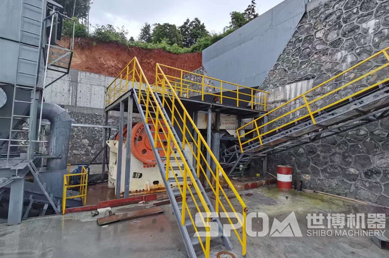 湖南客戶現(xiàn)場，顎式破碎機(jī)和給料機(jī)